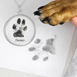 Personalisierter Dog-Digital-Paw-Druck mit Namen Sterling Silberkette<br><div class="desc">Feiern Sie Ihren Furry-Freund mit dieser speziellen Sterling Silber-Halskette mit einem digitalen Pfotenprint und dem Namen Ihres Hundes. Diese wunderschön gearbeitete Halskette macht einen herzlichen Sake, der die einzigartige Bindung zwischen Ihnen und Ihrem Haustier festhält. Aus hochwertigem Sterlingsilber gefertigt, ist es haltbar, stilvoll und hypoallergen - perfekt für den täglichen...</div>