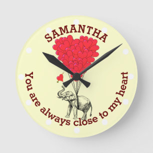 Personalisierter Elefant und rotes Herz Runde Wanduhr