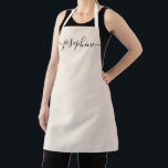 Personalisierter, eleganter Skriptname, weich beig Schürze<br><div class="desc">Hosten Sie eine botanische, erfolgreiche Werkstatt? Wie wär's mit einem Kochkurs? Geben Sie Ihren Gästen personalisierte, beige Schürze mit einem eleganten Schriftart-Skript, das sie sicherlich begeistern wird. Lassen Sie sich von diesem raffinierten Geschenk erzählen. Tipp: Um die langen Swashes am Ende behalten, werden die kleinen Quadrate am Ende und vor...</div>