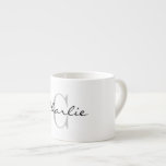 Personalisierter Espresso-Becher mit elegantem Mon Espressotasse<br><div class="desc">Personalisierter kleiner Espresso-Becher mit klassischem Monogramm. Fügen Sie Ihren eigenen Namen, Logo oder Text hinzu. Elegante kleine Tasse für Damen und Herren. Eine klassische Geburtstags- oder Weihnachtsgeschenkidee für ihn oder sie. Machen Sie einen für Freunde, Familie, Mitarbeiter, Kollegen, Chef, Kaffeeliebhaber, Mutter, Vater, Angestellter, Lehrer, Coach etc. Anpassbare Farben. Praktisch für...</div>