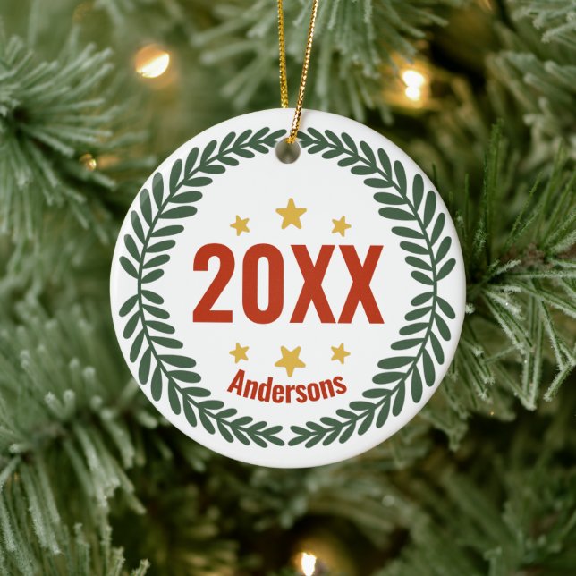 Personalisierter Familienname, Jahr, Weihnachten i Keramik Ornament (Baum)