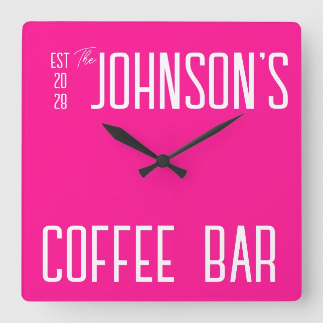 Personalisierter Familienname Kaffee Bar Hot Pink Quadratische Wanduhr (Vorderseite)