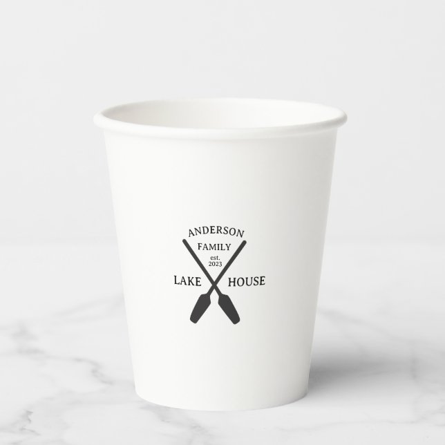 Personalisierter Familienname Lake House Pappbecher (Vorderseite)