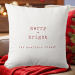 Personalisierter Familienname Merry   Helle Weihna Kissen<br><div class="desc">Rot und Weiß fröhlich   personalisierte Weihnachten werfen Kissen. Das Kissen dieses Ferienhauses weist einen weißen Hintergrund mit christlich-rotem Text auf. Jeder Text kann individuell angepasst und durch einen beliebigen Text ersetzt werden.</div>