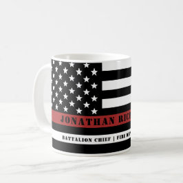 Personalisierter Feuerwehrhelfer mit dünner roter Kaffeetasse