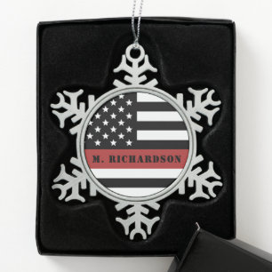 Personalisierter Feuerwehrhelfer mit dünner roter  Schneeflocken Zinn-Ornament