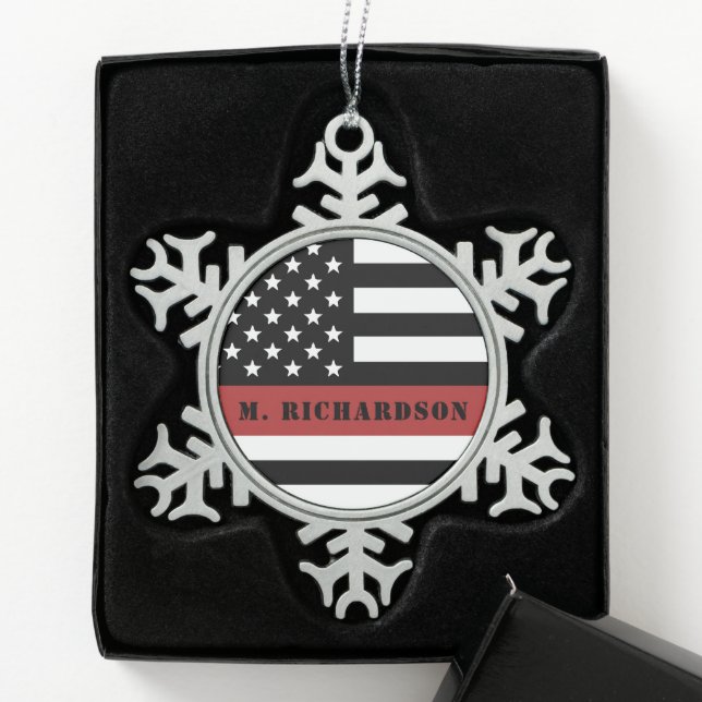 Personalisierter Feuerwehrhelfer mit dünner roter  Schneeflocken Zinn-Ornament (Box)