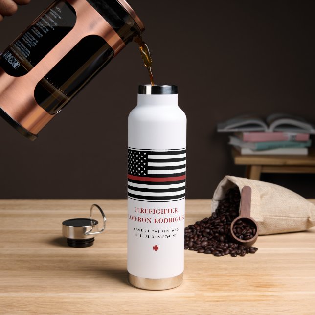 Personalisierter Feuerwehrhelfer mit dünner roter  Trinkflasche (Kaffee)