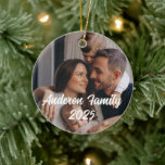 Personalisierter Foto für Weihnachtsfamilien Keramik Ornament<br><div class="desc">Personalisierte Weihnachtsfamilie - Foto Text 2025</div>