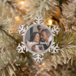 Personalisierter Foto für Weihnachtsfamilien Schneeflocken Zinn-Ornament<br><div class="desc">Personalisierte Weihnachtsfamilie - Foto Text 2025</div>