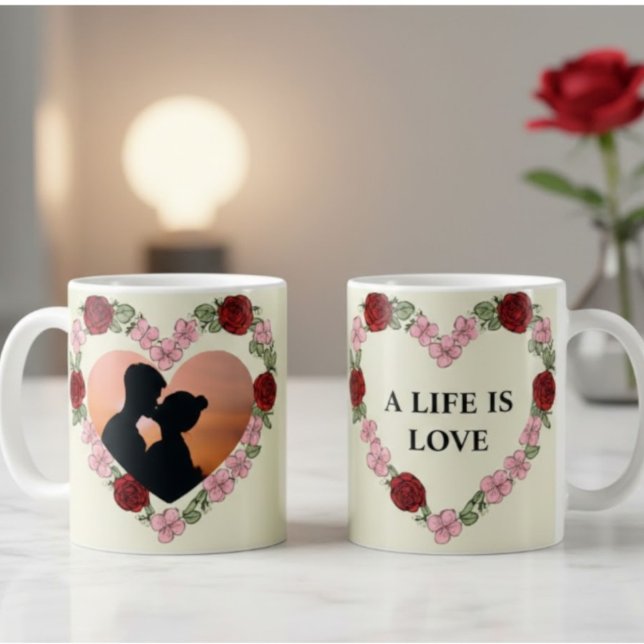 Personalisierter Fotobecher – Blumenherzrahmen Kaffeetasse (Von Creator hochgeladen)