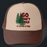Personalisierter Funny Birthday Old Age Trucker Ha Truckerkappe<br><div class="desc">Das individuell gestaltete Birthday-Design mit grünen Waldbäumen mit dem lustigen Zitat (Alter) ist nicht alt, wenn man ein Baum ist. Dieses große Gag Geschenk wird die meisten Lachen auf der Geburtstagsfeier.</div>