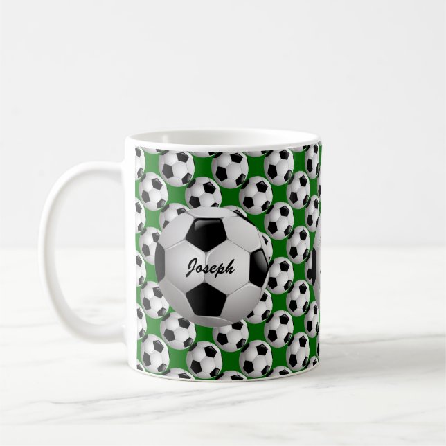 Personalisierter Fußball-Ball auf Fußball-Muster Kaffeetasse (Links)