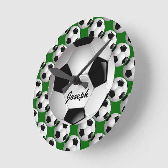 Personalisierter Fußball-Ball auf Fußball-Muster Runde Wanduhr (Winkel)