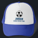 Personalisierter Fußball-Ball mit Team-Namen und Truckerkappe<br><div class="desc">Dieses personalisierte Fußbalball-Ausrüstungsbeschreibungen ein Schwarzweiss-Fußbalball und Linien besonders anzufertigen des Textes - Ihr Spieler- oder Trainername, Jerseyzahl, Teamname, etc. Sie können die Hintergrundfarbe auch ändern, um Ihre Teamfarbe zusammenzubringen - klicken Sie einfach an "besonders anfertigen" und dann der kleine Augentropfenzähler. Dieses macht ein perfektes Ende vom Jahreszeitgedächtnis-Andenkengeschenk für Ihren Lieblingsfußballspieler,...</div>