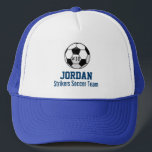 Personalisierter Fußball-Ball mit Team-Namen und Truckerkappe<br><div class="desc">Dieses personalisierte Fußbalball-Ausrüstungsbeschreibungen ein Schwarzweiss-Fußbalball und Linien besonders anzufertigen des Textes - Ihr Spieler- oder Trainername, Jerseyzahl, Teamname, etc. Sie können die Hintergrundfarbe auch ändern, um Ihre Teamfarbe zusammenzubringen - klicken Sie einfach an "besonders anfertigen" und dann der kleine Augentropfenzähler. Dieses macht ein perfektes Ende vom Jahreszeitgedächtnis-Andenkengeschenk für Ihren Lieblingsfußballspieler,...</div>