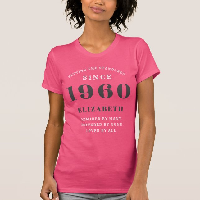 Personalisierter Geburtstag 1960 Name Pink hinzufü T-Shirt (Vorderseite)