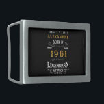 Personalisierter Geburtstag Geboren 1961 Vintag Rechteckige Gürtelschnalle<br><div class="desc">Ein personalisierter Gürtelschnalle für diese Geburtstagsmenschen, geboren 1961 und ab 60. Fügen Sie den Namen zu diesem Vintagen Retrostil Schwarz, Weiß und Gold für ein individuelles 60. Geburtstagsgeschenk hinzu. Bearbeiten Sie den Namen und das Jahr einfach mit der Vorlage. Ein wunderbares, individuelles, schwarzes Geburtstagsgeschenk. Mehr Geschenke und Party-Vorräte für die...</div>