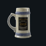 Personalisierter Geburtstag Name Legendärer Vater  Bierglas<br><div class="desc">Vintages Design jedes Jahr "Original Qualität legendäre Inspiration" Bierstein für diesen besonderen Vater. Fügen Sie in den Vorlagenfeldern den gewünschten Namen und das gewünschte Jahr hinzu, um ein einzigartiges 40., 50., 60. oder ein beliebiges Geburtstagsgeschenk zu erstellen. Begleiten Sie dies mit den passenden Geschenken, Party-Accessoires und Bekleidung, die in unserem...</div>