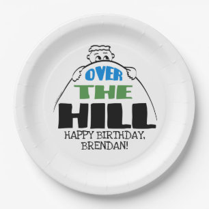 Personalisierter Geburtstag über dem Hügel Pappteller