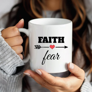 Personalisierter Glaube über Angst Rotes Herzpfeil Kaffeetasse