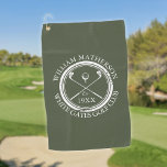 Personalisierter Golfclub Name Olive Green Golfhandtuch<br><div class="desc">Mit einem klassischen Crossing-Golfklub,  einem Golfball-Design und einer altertümlichen Briefmarke sind diese Handtücher ideal für alle Golfclubs und Golfklubmitglieder. Personalisieren Sie Ihren Aufenthalt mit dem Namen des Clubmitglieds,  dem Namen des Golfklubs und dem Jahr,  in dem der Golfclub gegründet wurde. Entwickelt von Thisisnotme©</div>