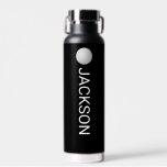 Personalisierter Golfername für den Golfball Trinkflasche<br><div class="desc">Super lustige Wasserflasche mit einem Golfball und Ihrem eigenen Text auf der Vorder- und Rückseite - einfach zusätzlich Text hinzufügen. Gönnen Sie sich ein Geschenk für Golfer, Golftrainer, Clubturnier-Geschenk - oder holen Sie sich einen für sich selbst für alle Ihre Golfurlaube/Trainings, Sportaktivitäten und Angebote rund um die Stadt. (Sie können...</div>