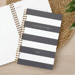 Personalisierter, grauer und weißer Streifen Planer<br><div class="desc">Chic personalisierter Planer mit breiten grau-weißen Streifen mit Ihrem Namen oder Monogramm in eleganter weißer Schrift. Dieses elegante,  grau-weiße Design wird mit dem Jahr ganz unten personalisiert.</div>