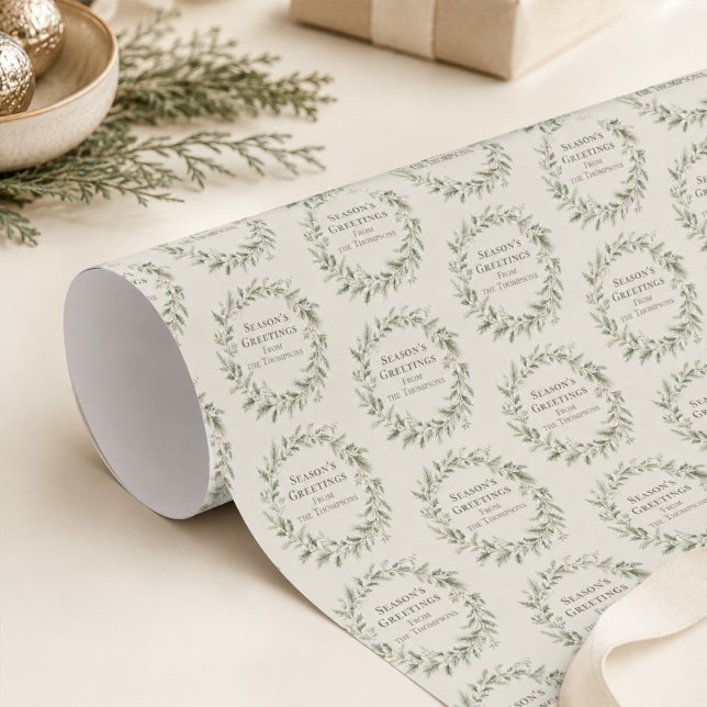 Personalisierter grüner botanischer Weihnachtskran Geschenkpapier (Personalized green wreath wrapping paper with an elegant vintage-inspired holiday style.)