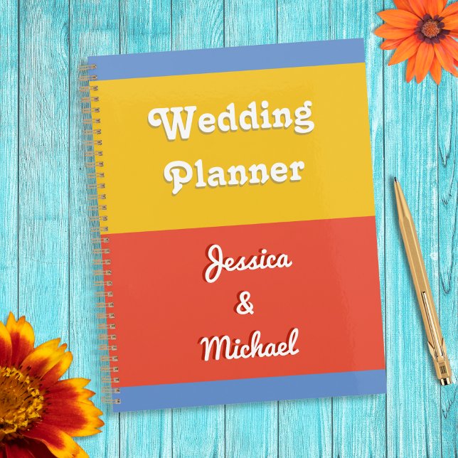 Personalisierter, heller Farbblock Moderne Hochzei Planer (A modern wedding planner with orange, yellow and blue color block design)