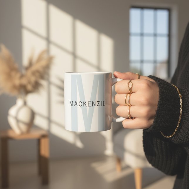 Personalisierter Himmelblauer Monogramm-Becher als Kaffeetasse (Personalized Name Monogrammed Mug – Birthday, Christmas & Graduation Gift for Her, Aunts, and Moms)