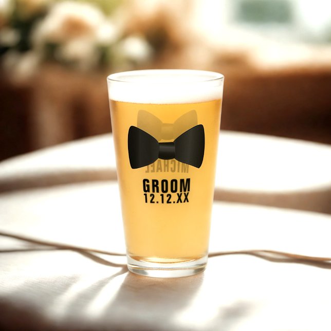 Personalisierter Hochzeitsgroom Bow Krawatte Glass Glas (For your bachelor party! Add their name and your wedding date to this fun black bow tie glass)