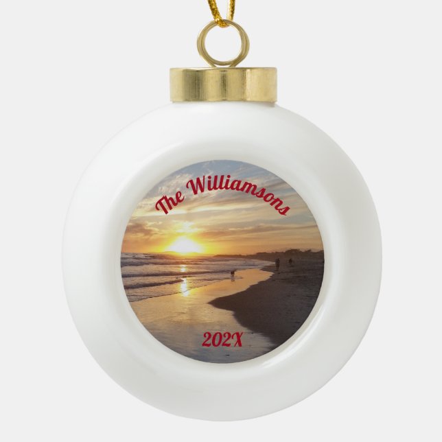 Personalisierter Hund am Strand bei Sunset Keramik Kugel-Ornament (Vorderseite)