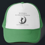 Personalisierter Hut | Bachelor Golf Weekend Truckerkappe<br><div class="desc">Personalisierter Hut | Bachelor Golf Weekend Personalisierte Hüte sind die perfekte Erinnerung an Ihren besonderen Tag. Herzlich willkommen zu einer lustigen und unvergesslichen Junggesellen-Party! Fügen Sie diesem Design Ihre benutzerdefinierte Formulierung hinzu, indem Sie die "Diese Vorlage bearbeiten"-Felder auf der rechten Seite des Elements verwenden, oder klicken Sie auf die blaue...</div>