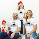Personalisierter Individuelle Name für Familien -  T-Shirt<br><div class="desc">Feiern Sie mit unserem Personalisierten Individuelle Name "Matching Christmas T - Shirt" die Freude und Zusammengehörigkeit der Ferienzeit. Diese reizvollen Shirts sind der perfekte Weg, um Ihre Familie im festlichen Stil zu vereinen, die Erinnerungen zu schaffen und den Geist der Saison zu erfassen. Passen Sie jedes Shirt mit Ihrem Familiennamen...</div>