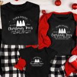 Personalisierter Individuelle Name für Familien -  T-Shirt<br><div class="desc">Erhöhen Sie den Urlaubsstil Ihrer Familie mit unserem Personalisierten Individuelle Name Familienfreundschaft, der Weihnachtsweihnachtsfest in einer eleganten, dunklen Farbpalette vereint. Diese wunderschön koordinierten Shirts bringen Ihren Festlichkeiten einen besonderen Raffinationsgrad und unterstreichen gleichzeitig die Bedeutung des Zusammenlebens während der Ferienzeit. Passen Sie jedes Shirt mit Ihrem Familiennamen und individuellen Namen an,...</div>