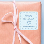 Personalisierter jüdischer Star Blue Happy Hanukka Quadratischer Aufkleber<br><div class="desc">Fügen Sie Ihren Hanukkah-Geschenken eine durchdachte, persönliche Touch mit diesen eleganten Aufklebern hinzu. Mit einem weichen blauen Flügelrahmen, einem "Happy Hanukkah"-Gruß und einem Stern von David sind diese Aufkleber eine schöne Art, die Feriensaison zu feiern. Passen Sie sie mit Ihrem Familiennamen an, um eine einzigartige Touch zu erhalten, die Ihre...</div>