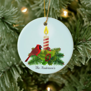 Personalisierter Kardinal und Kerze auf Hellblau Keramik Ornament