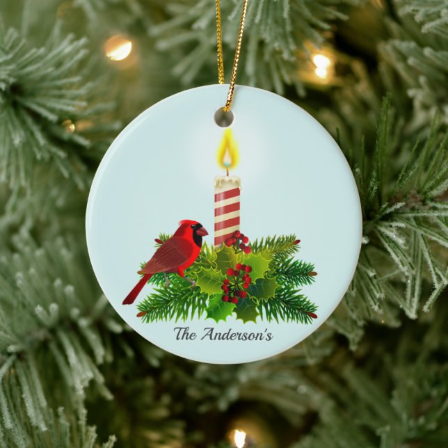 Personalisierter Kardinal und Kerze auf Light Blue Keramik Ornament (Baum)