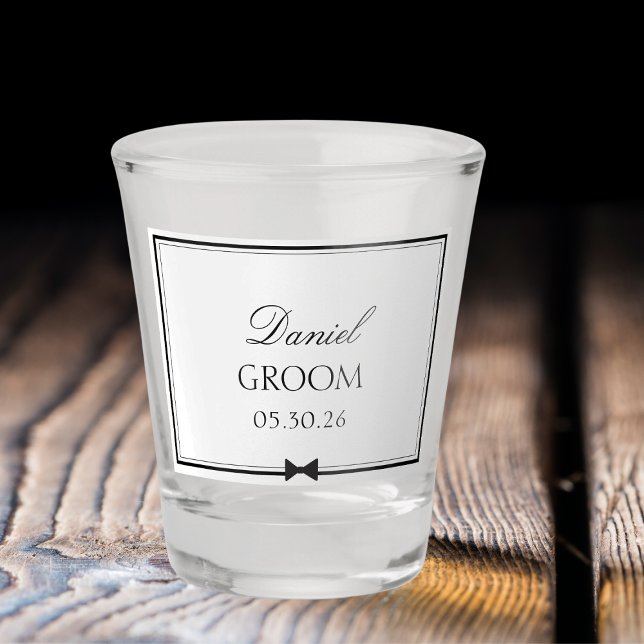 Personalisierter klassischer Hochzeitstil Schnapsglas (Kick off wedding vibes with this personalized shot glass! Perfect for a groom gift for the big day.)