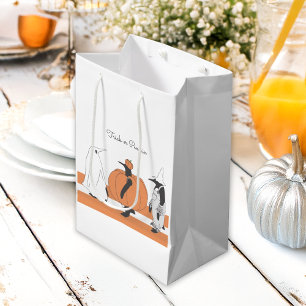 Personalisierter Kürbis-Pinguin Lustiger Halloween Mittlere Geschenktüte