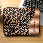 Personalisierter Leopard Spots Rose Gold Schwarz Laptopschutzhülle<br><div class="desc">Dieses Design zeichnet sich durch eine schicke Rose goldgelben Metallleoparden-Spot-Muster auf einem schwarzen Hintergrund auf dem verlassen, und eine Rose Gold Imitate Folie auf der rechten Seite in Form einer Welle mit Rose Gold Imitate Glitzer begrenzt. Personalisieren Sie es mit Ihrem Namen oder Monogramm in einem stilvollen, handgeschriebenen, schwarzen Schriftart....</div>