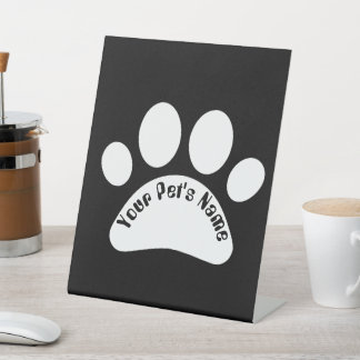 Personalisierter Metalltisch mit Hundepfotenabdruc Sockelschild
