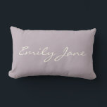 Personalisierter Minimalistischer Skriptname Soft  Lendenkissen<br><div class="desc">Mit diesem eleganten, minimalistischen Lumbalkissen mit einem eigenen Skriptnamen auf einem weichen Lavendelhintergrund können Sie jedem Raum eine persönliche Touch hinzufügen. Das schlichte und moderne Design macht es zu einem idealen Ort für Zimmer, Kinderzimmer oder Wohnzimmer. Ein nachdenkliches Geschenk für Hauswärme, Hochzeiten oder alle, die stilvolle Wohngestaltung mit einem persönlichen...</div>