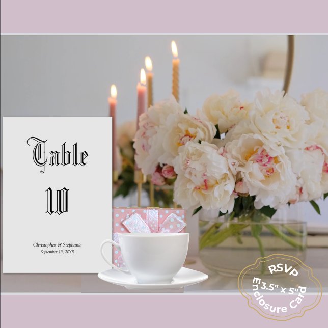 Personalisierter Minimalistischer Stil in der Zeit Tischnummer (Unique Chic Gray Newspaper Style Wedding Table Numbers Black Calligraphy)