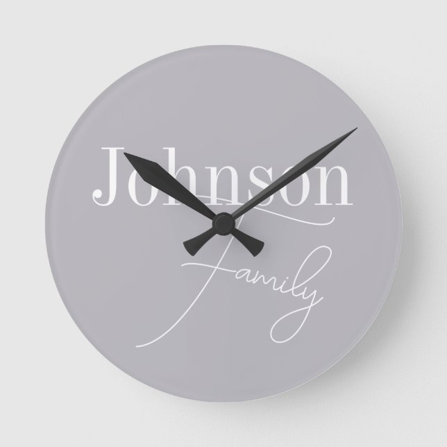 Personalisierter moderner Familienname Runde Wanduhr (Vorderseite)