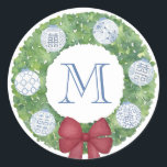 Personalisierter Monogram Christmas Boxwood Wreath Runder Aufkleber<br><div class="desc">Handgemalte Aquarellboxwood-Kranz mit blauen und weißen Chinoiserie-Ornamenten und rotem Bogen. Fügen Sie Ihre erste oder Familienstelle in das Design für stilvolle Umschlag Aufkleber oder Paketaufkleber ein.</div>