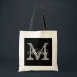Personalisierter Monogramm Totbeutel | Schwarzweiß Tragetasche<br><div class="desc">Personalisierter Name Monogramm Totbeutel | Schwarzweißfarbe. Elegantes Logo-Design mit schönen mit Monogramm Buchstaben-Initialen. Niedliche Vintage Geschenkidee für Braut, Blume Mädchen, Trauzeugin und Brautmädchen bei Hochzeiten. Klassischer Skripttext mit schicken Hintergrundbuchstaben. Auch gut für Brautparty oder Junggeselinnen-Abschied.</div>
