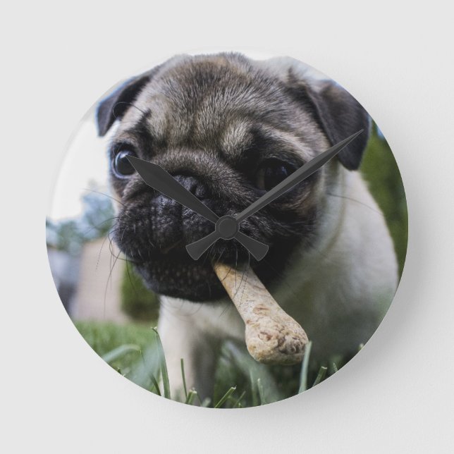 Personalisierter Mops Foto und Name Runde Wanduhr (Vorderseite)