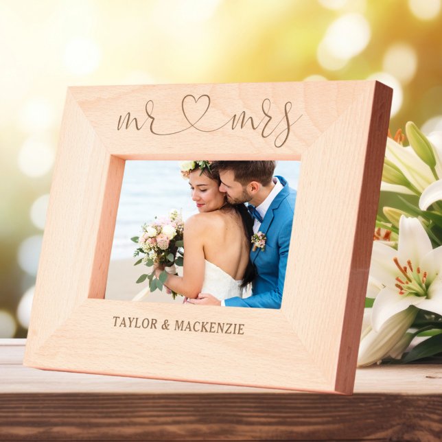 Personalisierter Mr. and Mrs. Couples Names Heart Geätzte Rahmen (Personalized Mr and Mrs Couples Names Heart Etched Frames by Ricaso. Gift ideas for newly weds)